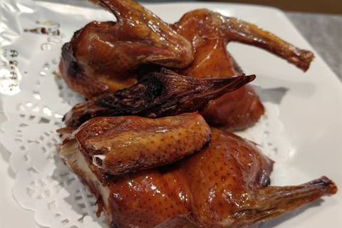 一整只烧好的乳鸽