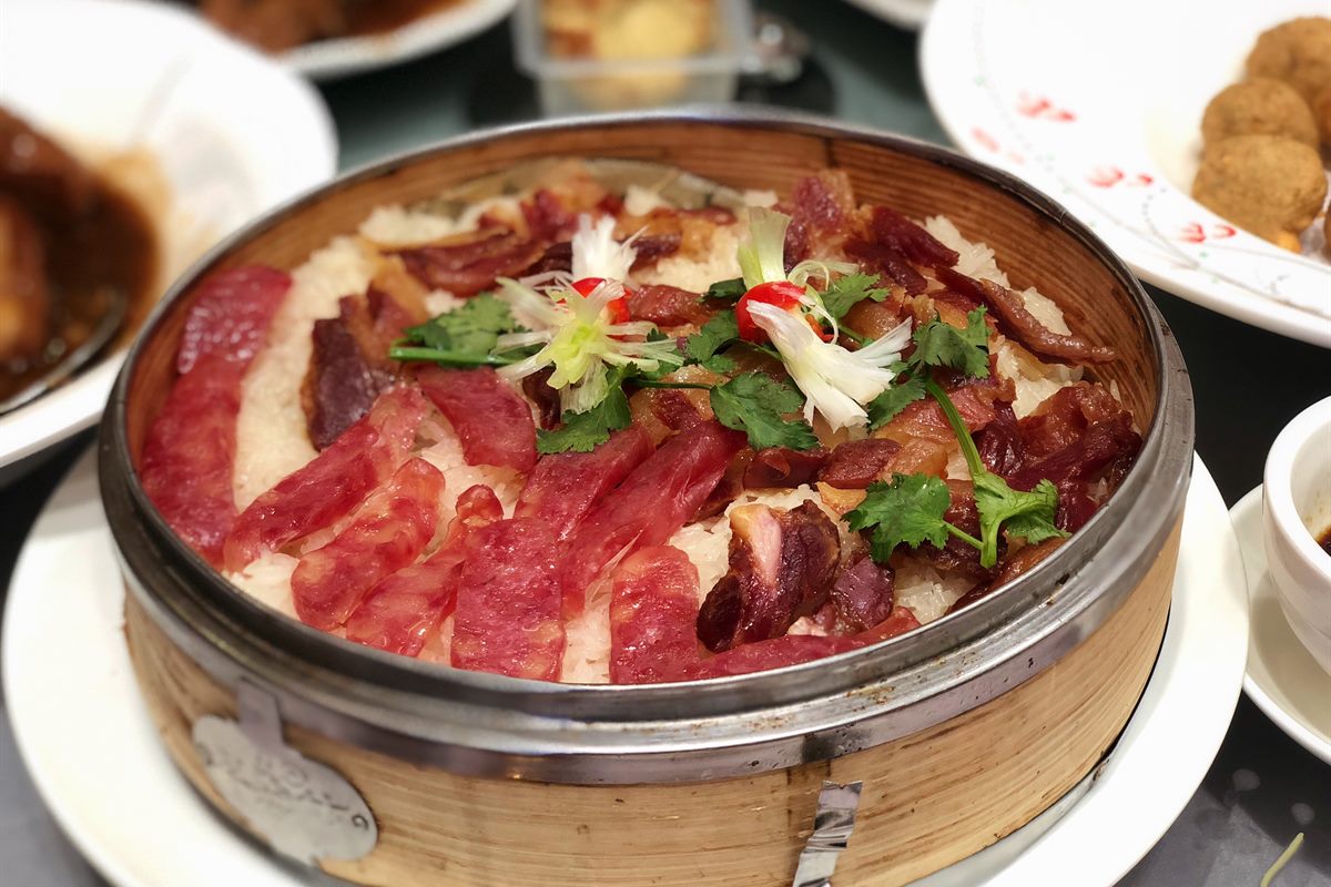 挂在竹竿上晾晒的黄圃腊味