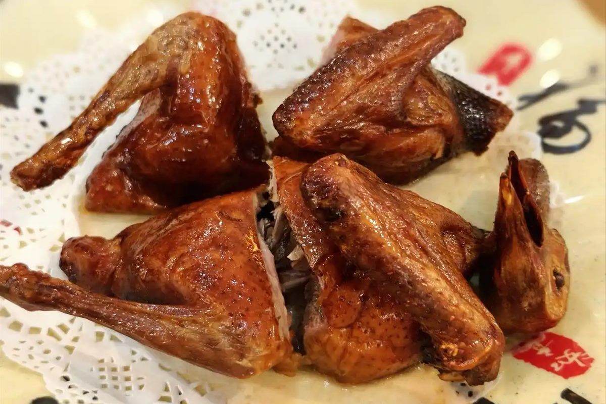 一只烧好的石岐乳鸽